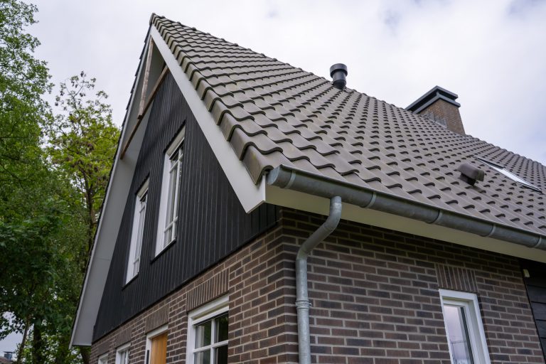 Moderne of landelijke schuurwoning met steen